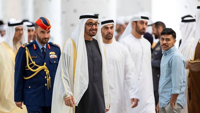 Mohamed bin Zayed Al Nahyan, presidente de Emiratos Árabes Unidos junto a otras autoridades del país árabe. (Reuters)