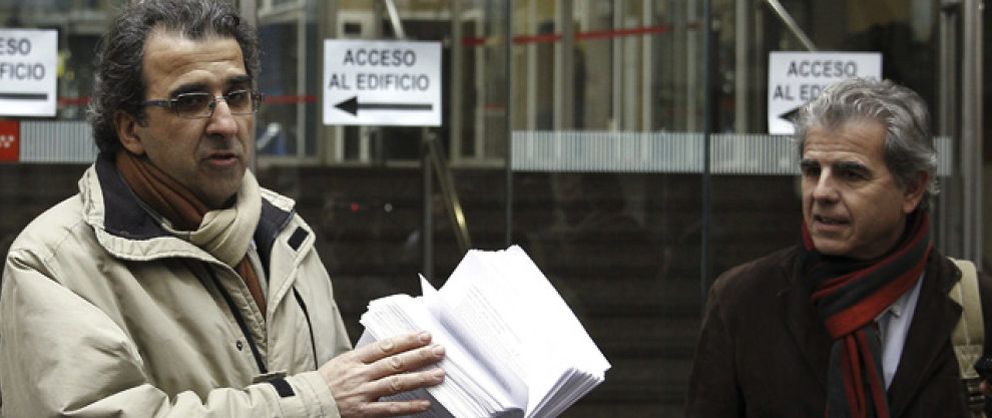 Foto: Más de 300 directivos de centros de salud de Madrid entregan sus cartas de renuncia
