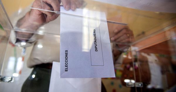 Foto: Una persona deposita su voto en una urna de un colegio electoral. (EFE)