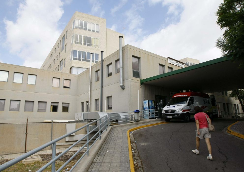 Foto: Acceso de Urgencias del Hospital Sant Joan de Alicante, donde está ingresada una posible víctima de ébola. (Efe)