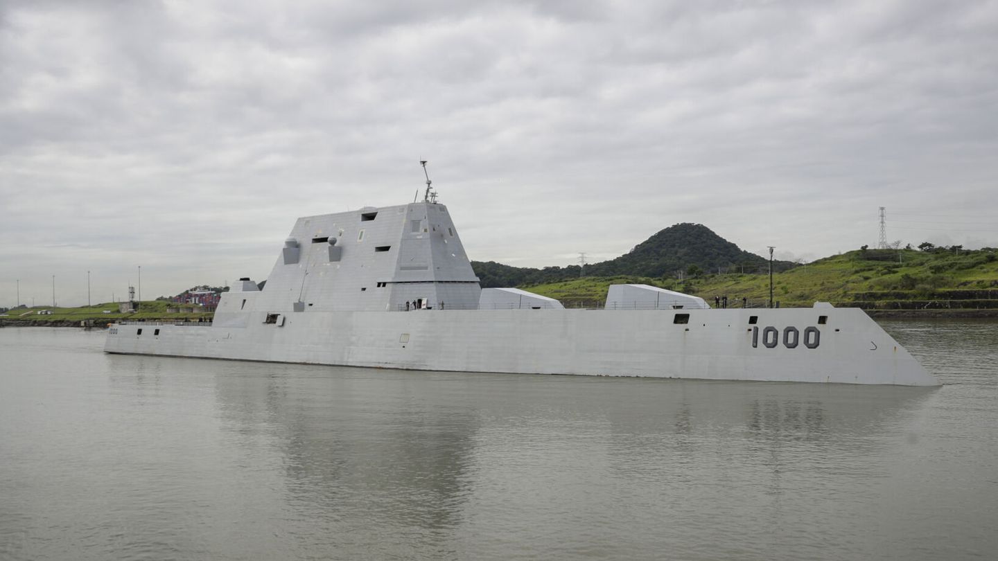 El buque de guerra estadounidense USS Zumwalt transitando por el Canal de Panamá.