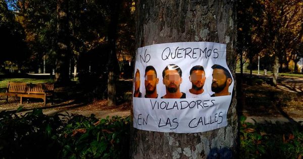 Foto: Cartel en Pamplona con los rostros de los cinco integrantes de 'La manada' junto al lema "No queremos violadores en las calles". (EC)
