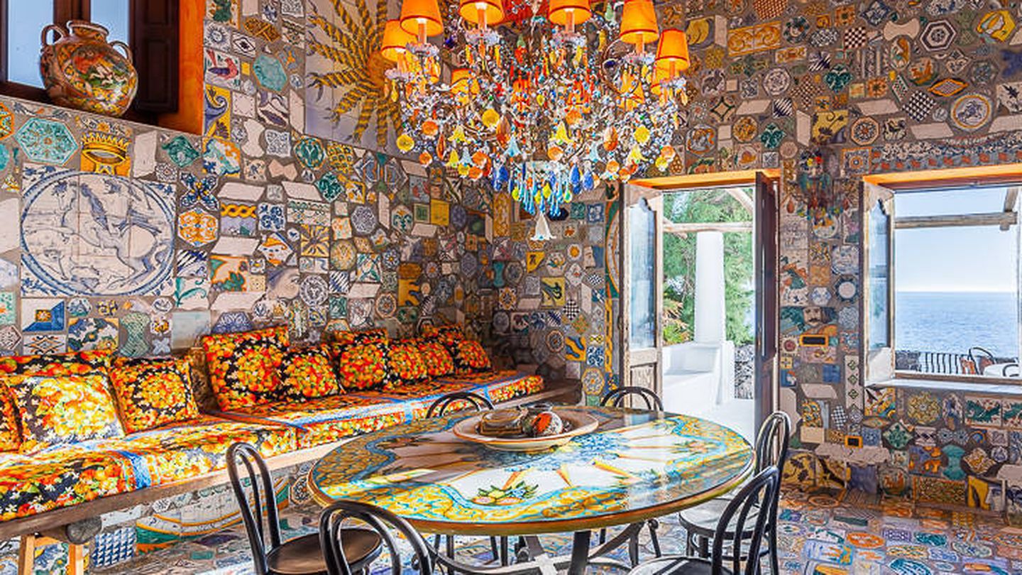 Comedor con azulejos de cerámica de la villa de D&G. (Foto de Lionard Luxury Real Estate)