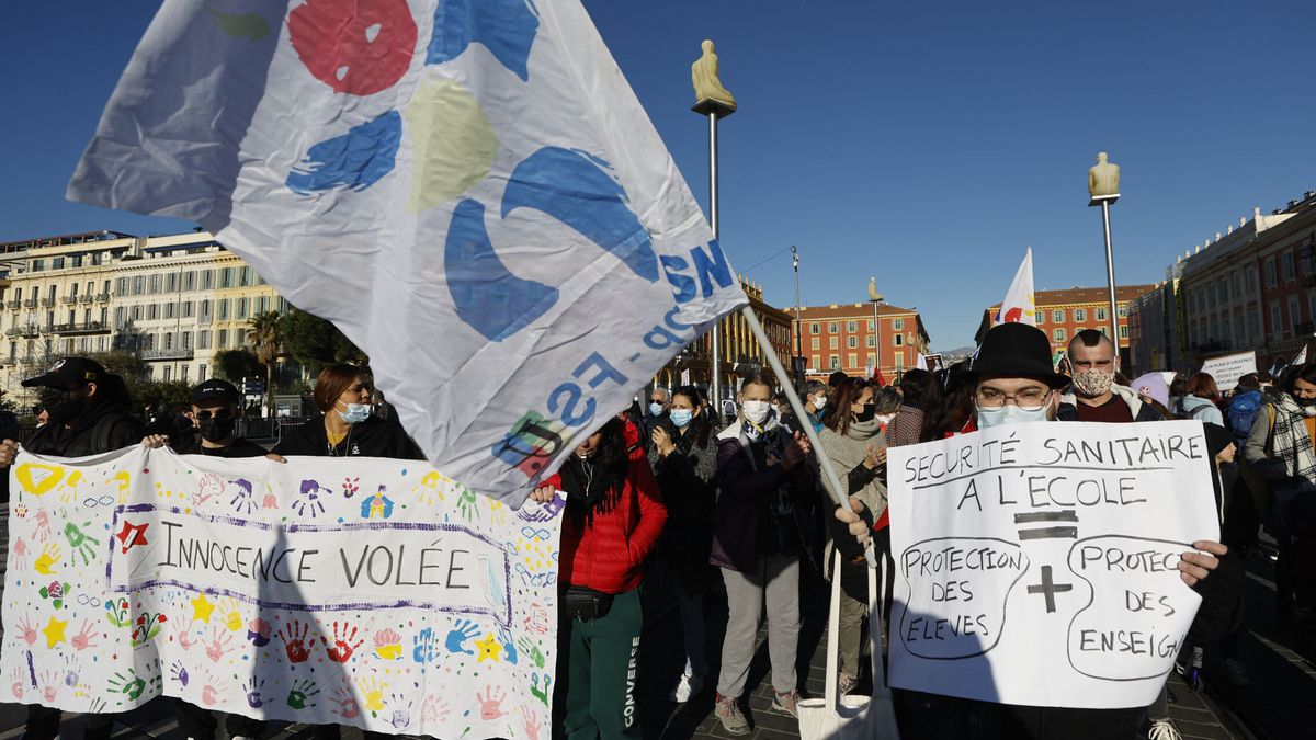 Francia vive una jornada de huelga masiva por las medidas covid en la enseñanza