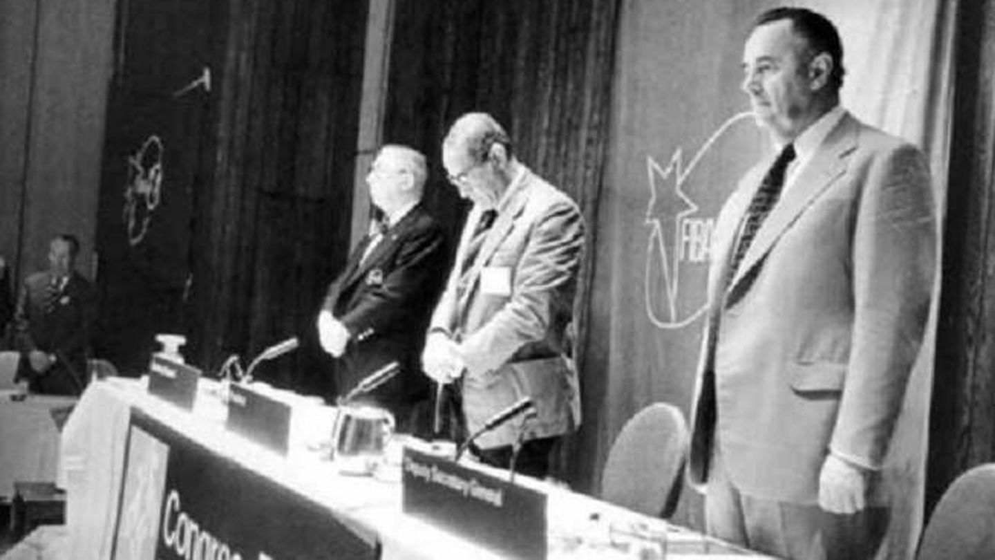 Stankovic en primer plano (Jones al fondo) durante su nombramiento como secretario general de la FIBA en 1976 (FIBA Archive)