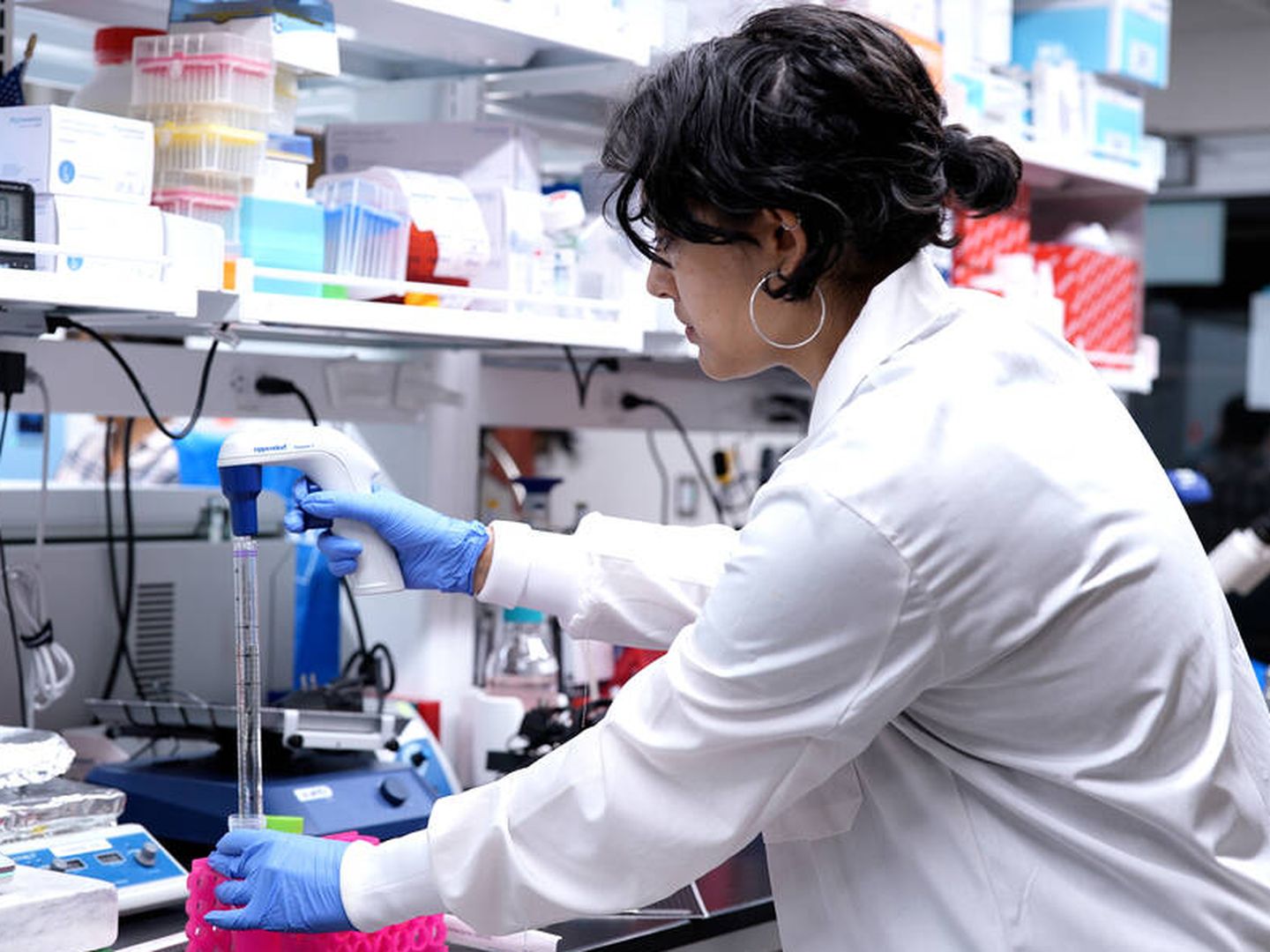 Maheera Bawa, estudiante de posgrado del Laboratorio Raman. (Melanie Gonick, MIT)