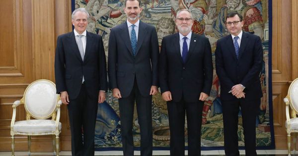 Foto: Felipe VI, el presidente de la Unión Internacional del Notariado (i), el presidente del Consejo de los Notariados de la Unión Europea (2d) y el presidente del Consejo General del Notariado Español.