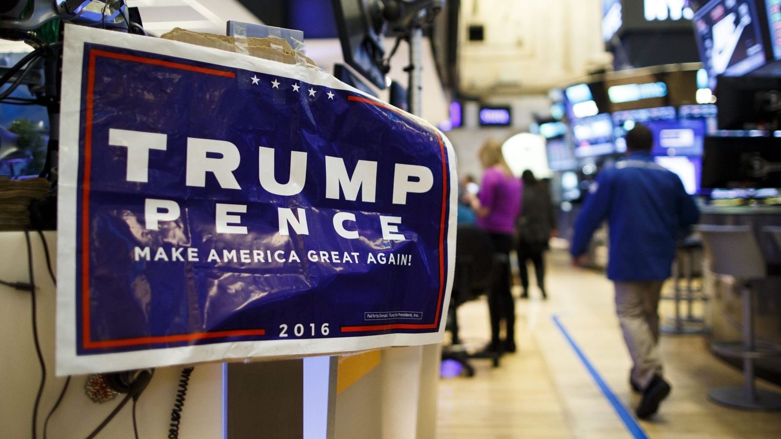 Foto: Un cartel electoral de Trump en el parqué de la Bolsa de Nueva York (EFE)