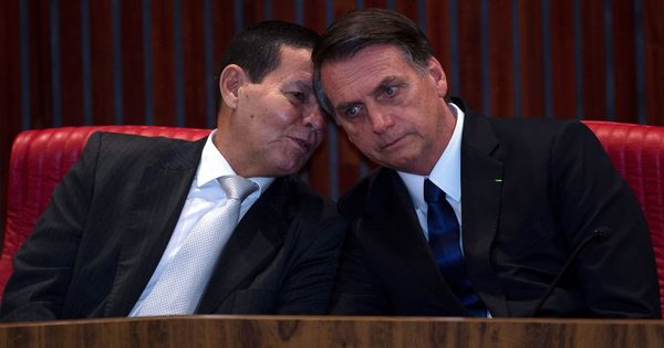 Foto: El presidente Jair Bolsonaro y el vicepresidente electo brasileño y general en la reserva, Hamilton Mourao. (EFE)