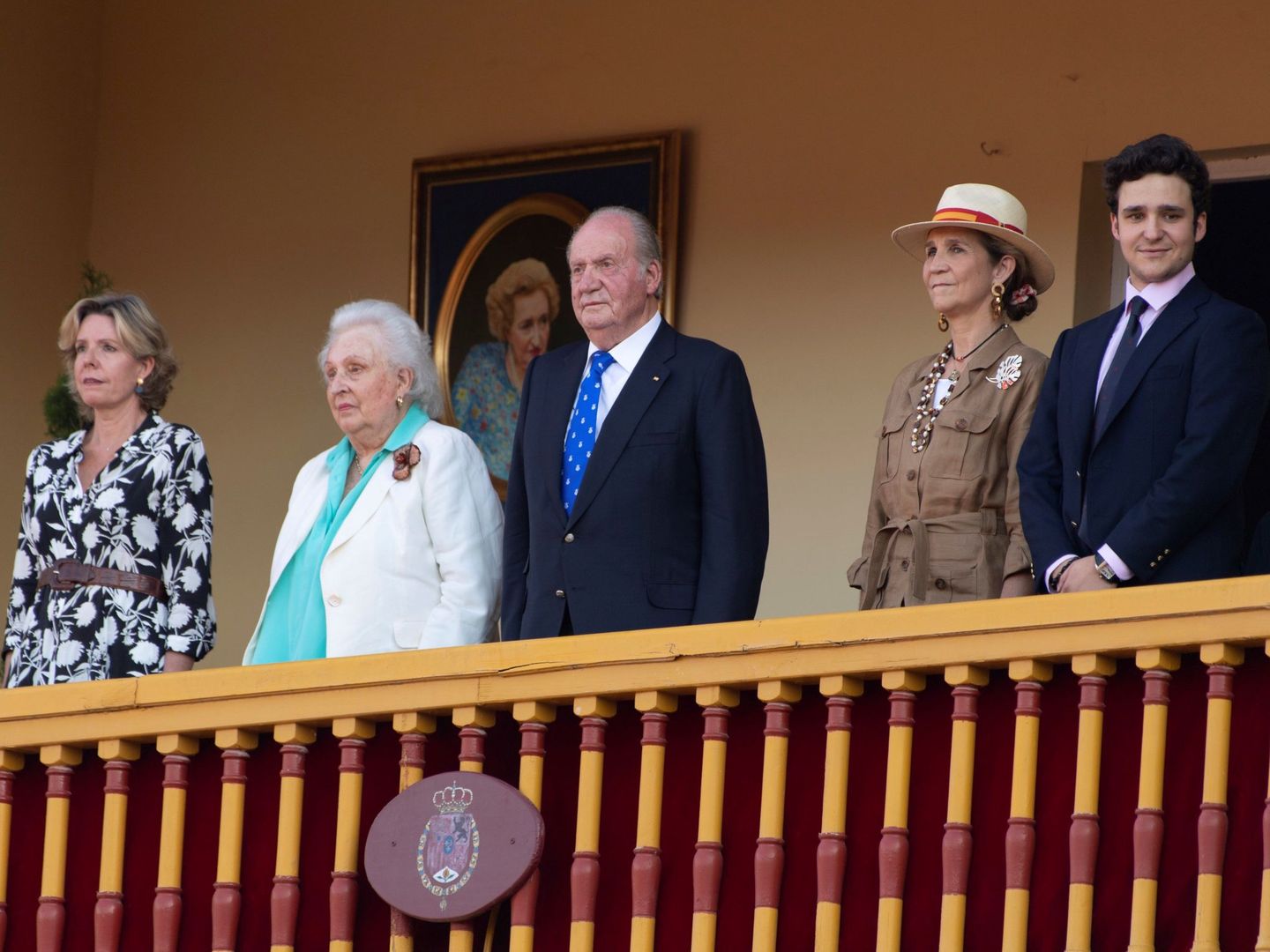 Simoneta Gómez-Acebo con la infanta Pilar, el rey Juan Carlos, la infanta Elena y Felipe Marichalar. (EFE)