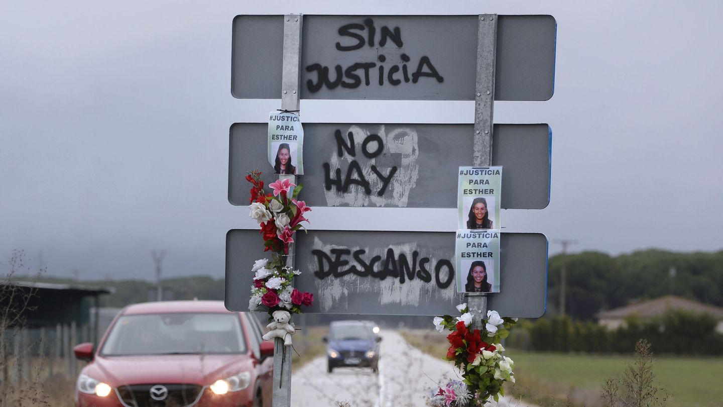 Mensajes que claman justicia para esclarecer la muerte de Esther López. (EFE/Nacho Gallego)