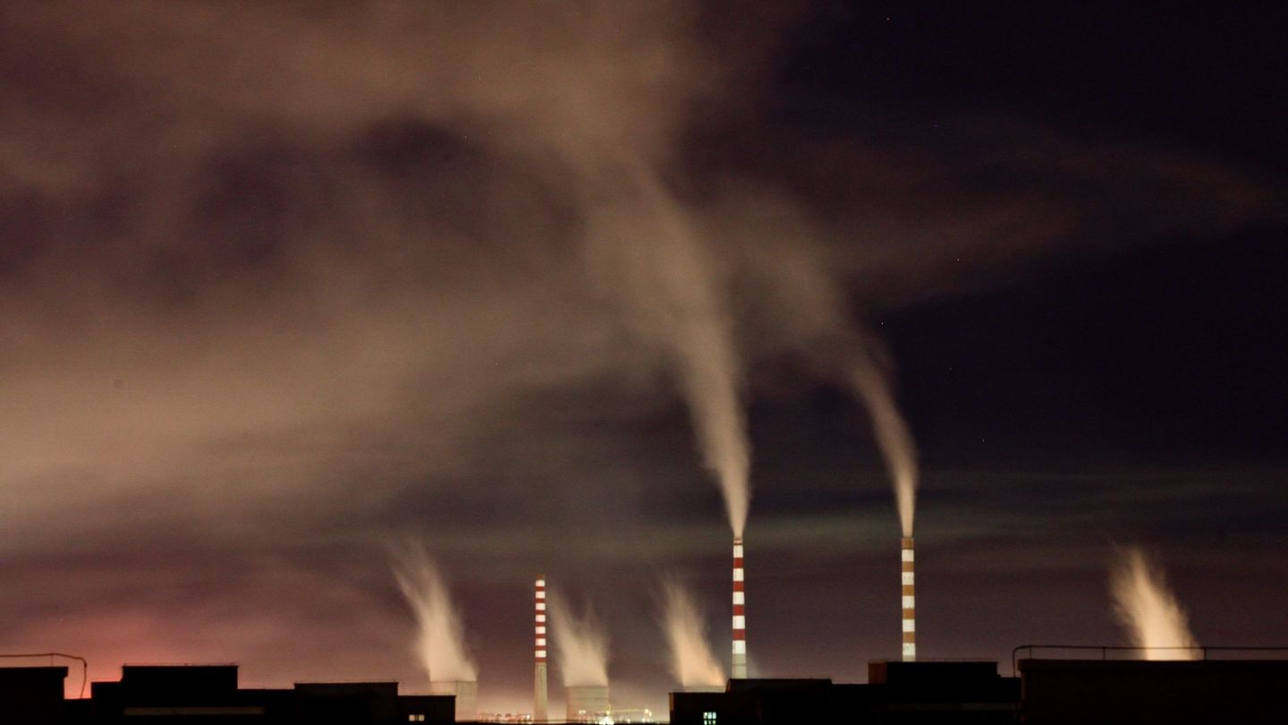 Chimeneas de una planta de energía de carbón, en Changchun, China, poco antes de su cierre en 2010. (EFE)