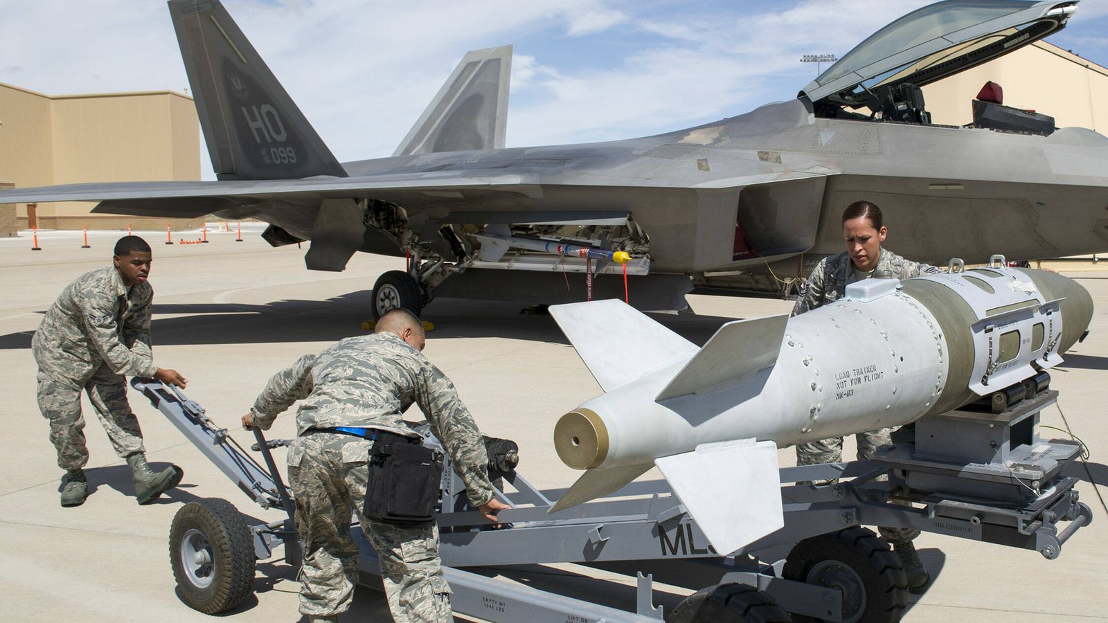Preparando una GBU-32 (JDAM) para su carga en un F-22. (USAF)