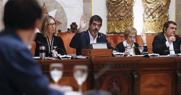 Foto: El alcalde de San Sebastián, Eneko Goia (en el centro), durante una sesión plenaria. (EFE)