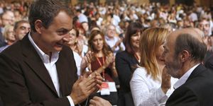 Rubalcaba reprende a Zapatero por el escudo de Rota y a Vara por "hablar de más"