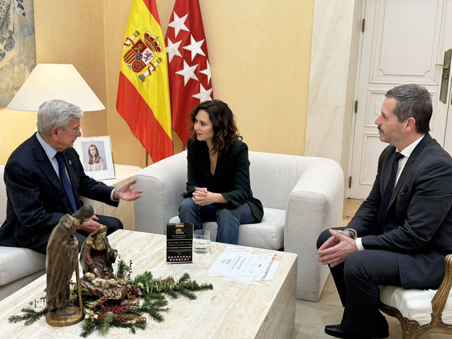 Rafael Ansón con Isabel Díaz Ayuso, presidenta de la Comunidad de Madrid, y Mariano de Paco, consejero de Cultura, Turismo y Deporte. (Rafael Ansón)