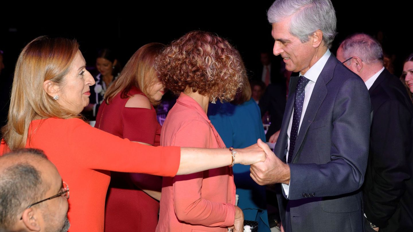 La expresidenta del Congreso de los Diputados y ex ministra de Sanidad y Fomento, Ana Pastor, saluda al diputado Suárez Illana. (EFE)