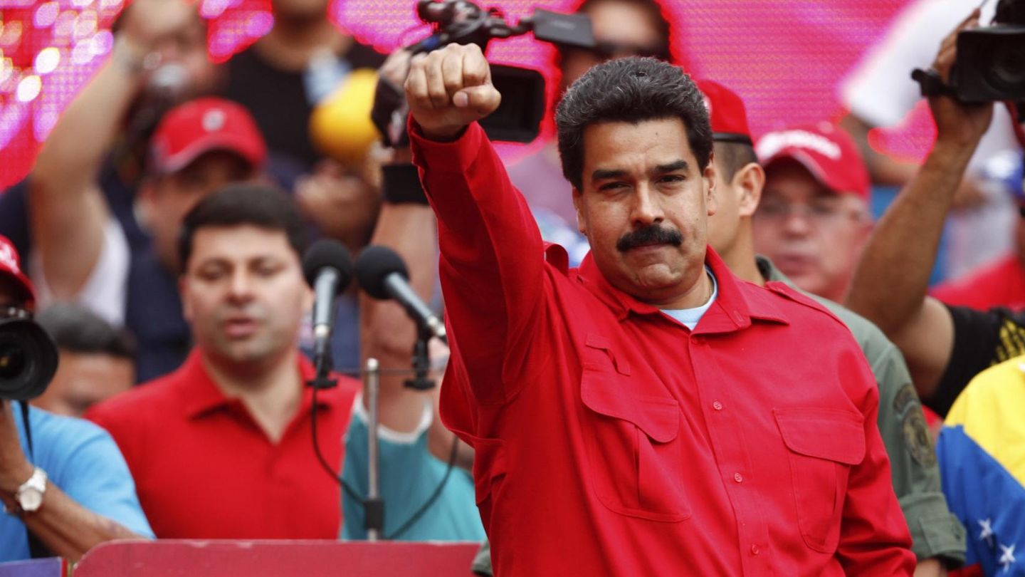 Nicolás Maduro gesticula ante simpatizantes ayer en Caracas (Reuters).