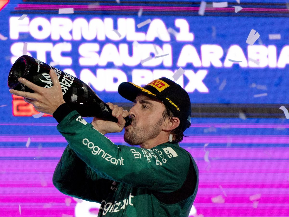 Foto: Alonso celebra su tercera posición en Jeddah. (EFE/EPA/STR).