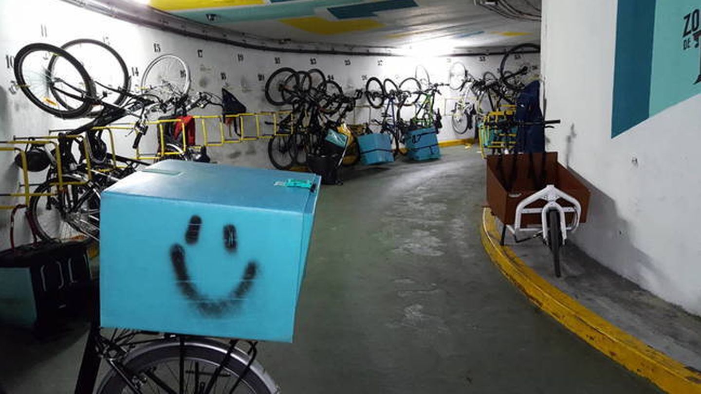 Un garaje que guarda bicicletas de reparto en Madrid