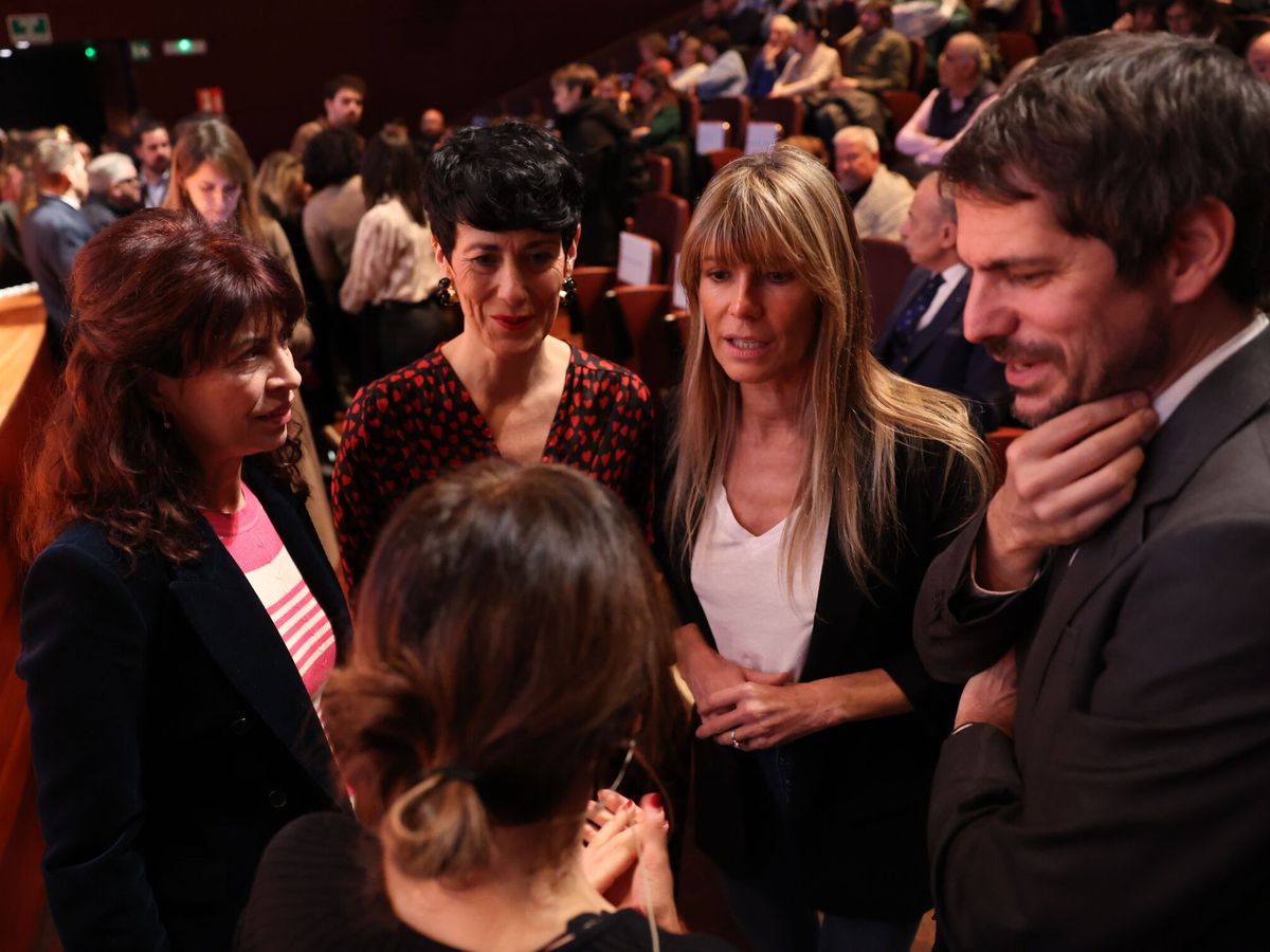Foto: Begoña Gómez, entre los ministros Ana Redondo, Elma Sáiz y Ernest Urtasun. (Europa Press/Isabel Infantes)