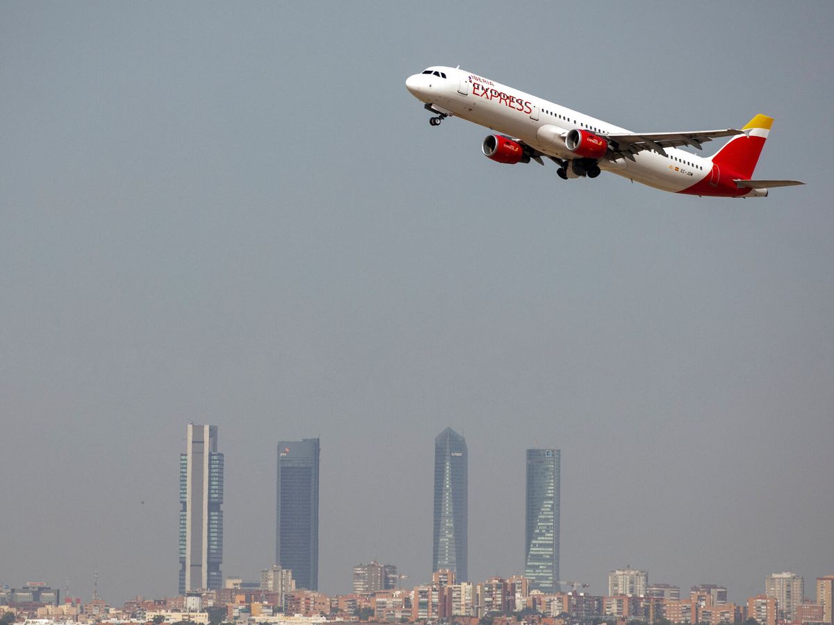 Foto: Un avión de Iberia sobrevuela Madrid. (Reuters/Paul Hanna)