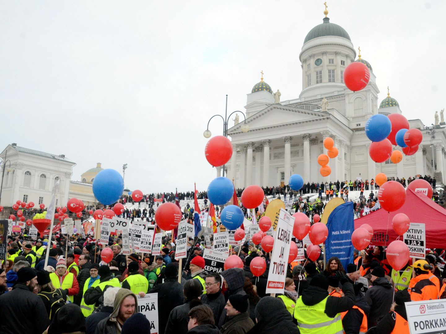 Protesta en Helsinki contra los recortes de la prestación por desempleo, en enero de 2018. (Reuters)
