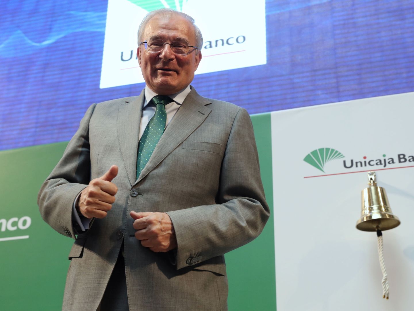 El presidente de Unicaja Banco, Manuel Azuaga, en 2017. (EFE/Sergio Barrenechea)