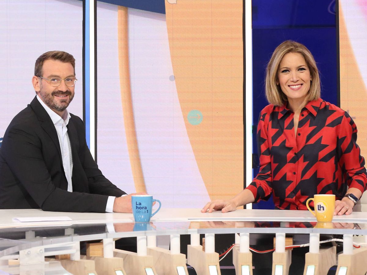Foto: Marc Sala y Silvia Intxaurrondo, nuevos presentadores de 'La hora de la 1'. (TVE)