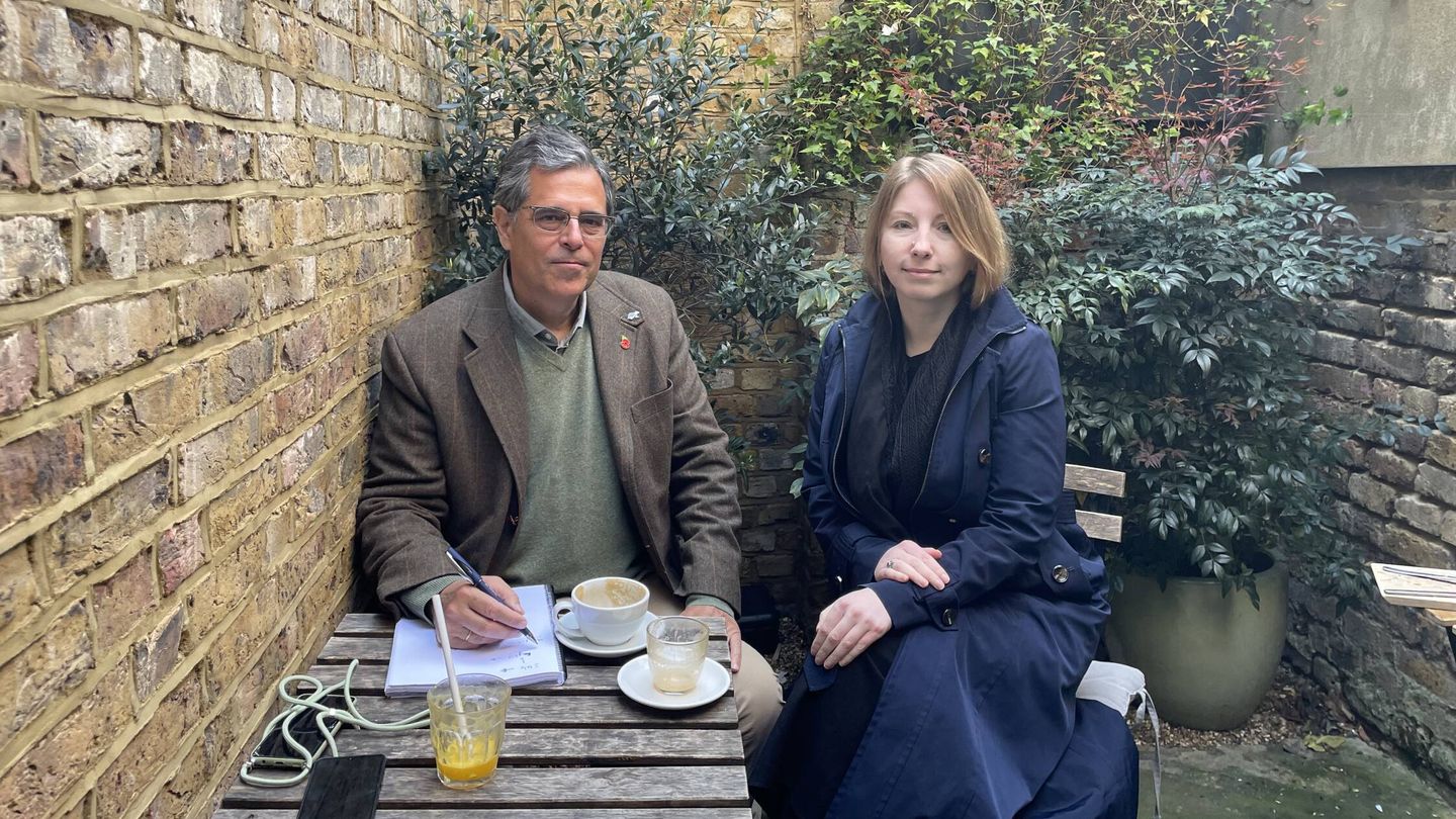 José Manuel Cajigas, de la editorial Avizor, junto a la escritora ucraniana Victoria Amelina el pasado 17 de abril en Londres. 
