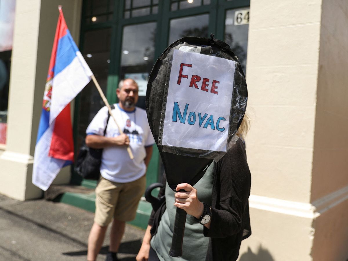 Foto: Manifestantes a favor de Novak Djokovic. (Reuters/Loren Elliott)
