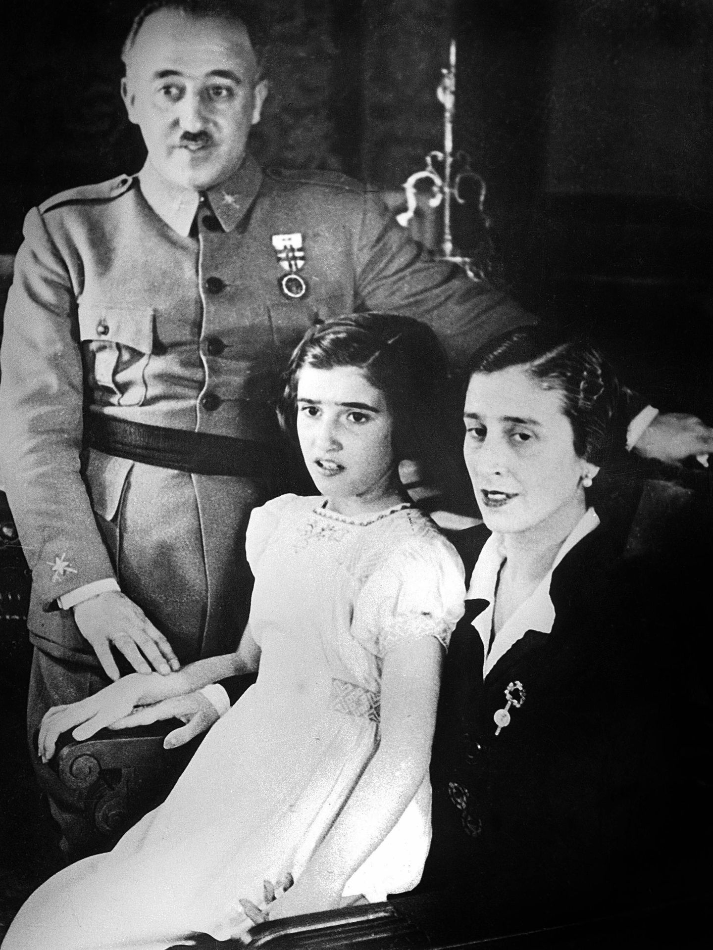 Carmen Franco junto a sus padres, Francisco Franco y Carmen Polo, en 1936.  (CP)