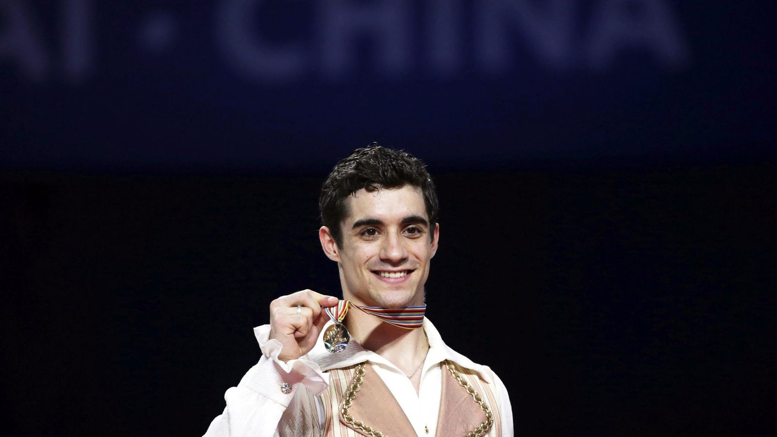 Foto: Javier Fernández posa con la medalla de oro en Shanghái (Efe).
