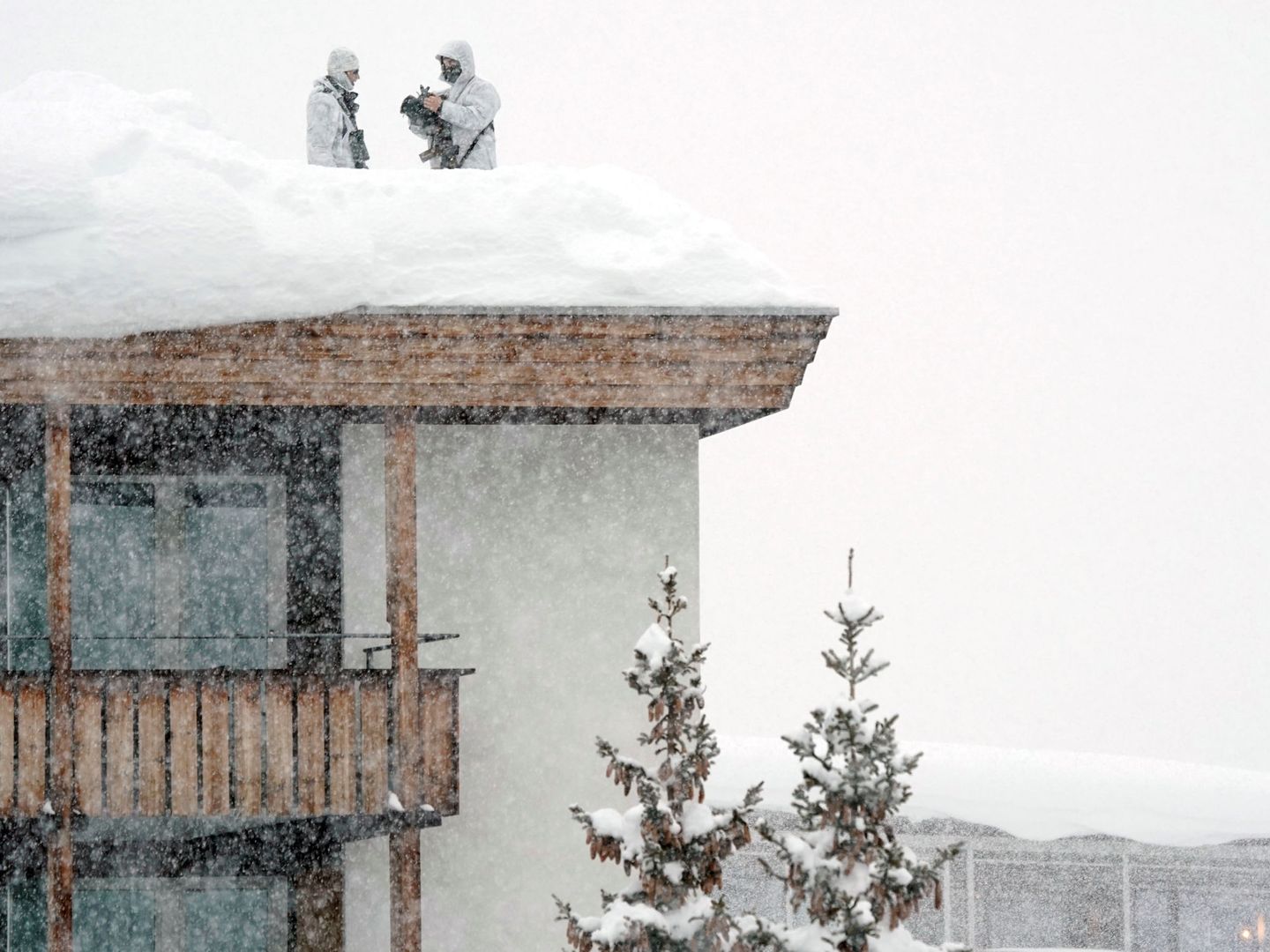 Francotiradores en los tejados del hotel Belvédère, en Davos. (Reuters)