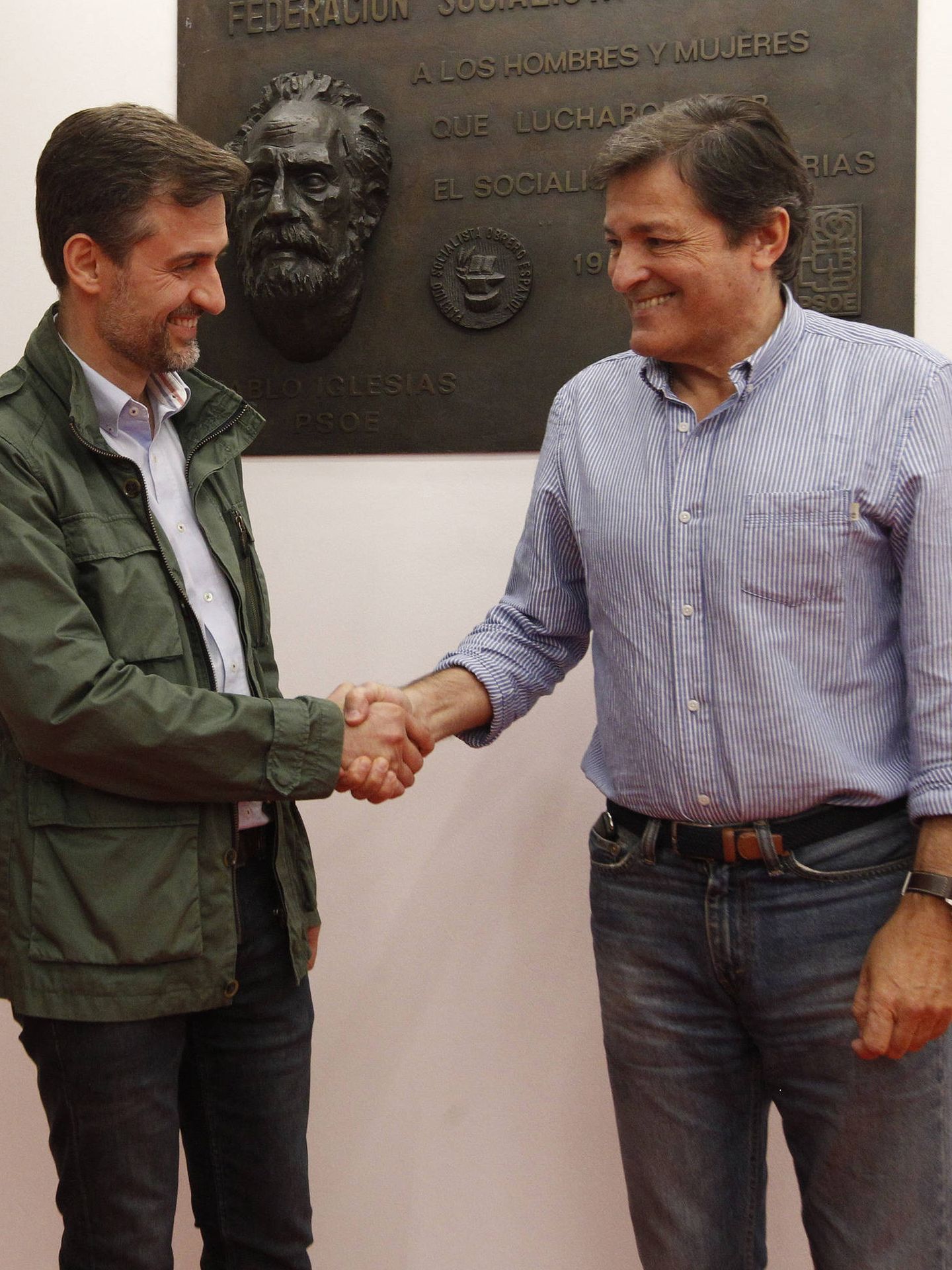 Un sonriente Javier Fernández saluda a Josechu Pérez, este domingo en la sede regional, en Oviedo. (FLICKR FSA)