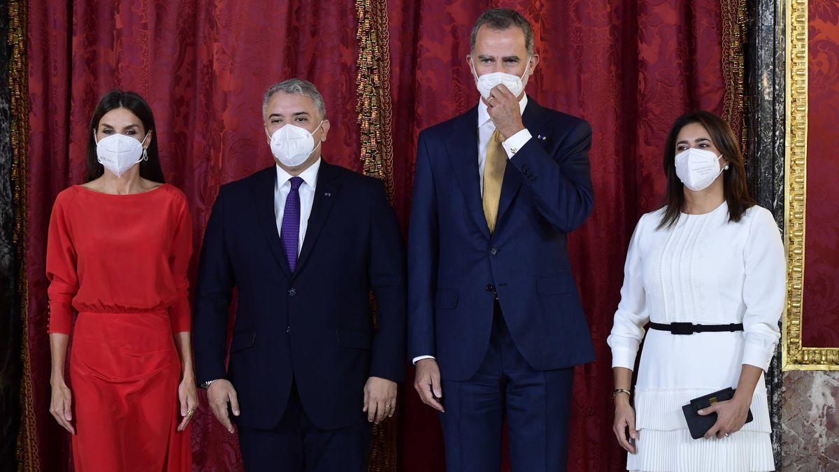 Letizia se quita la mascarilla en el Palacio Real para recibir al presidente de Colombia