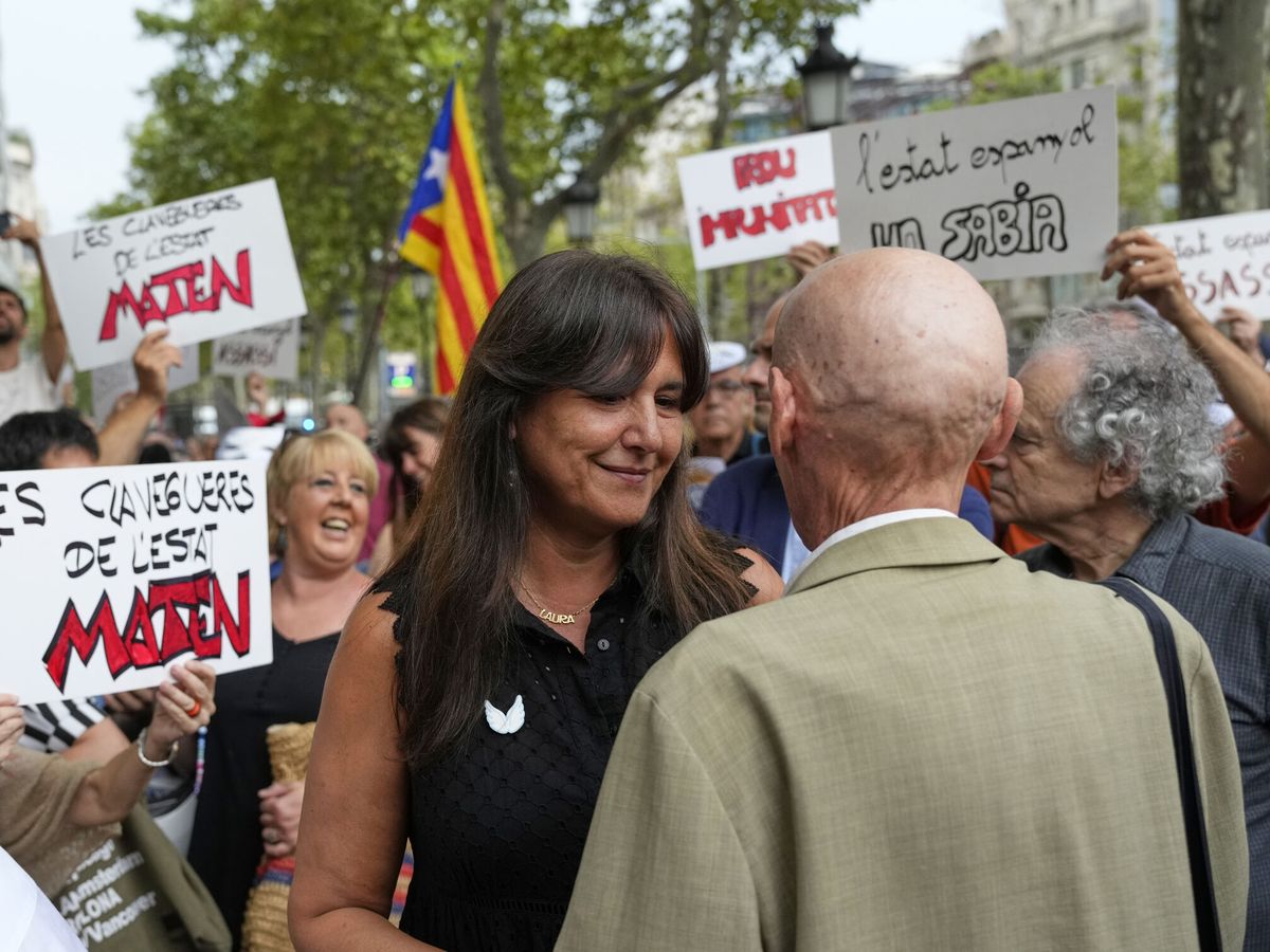 Foto: La expresidenta del Parlament Laura Borràs participa en la protesta convocada por la plataforma 17A, Exigim Responsabilitats. (EFE/Alejandro García)
