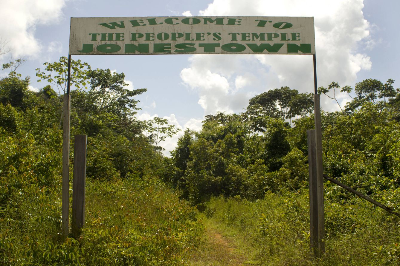 Una señal marca todavía hoy la entrada de Jonestown. (Reuters)