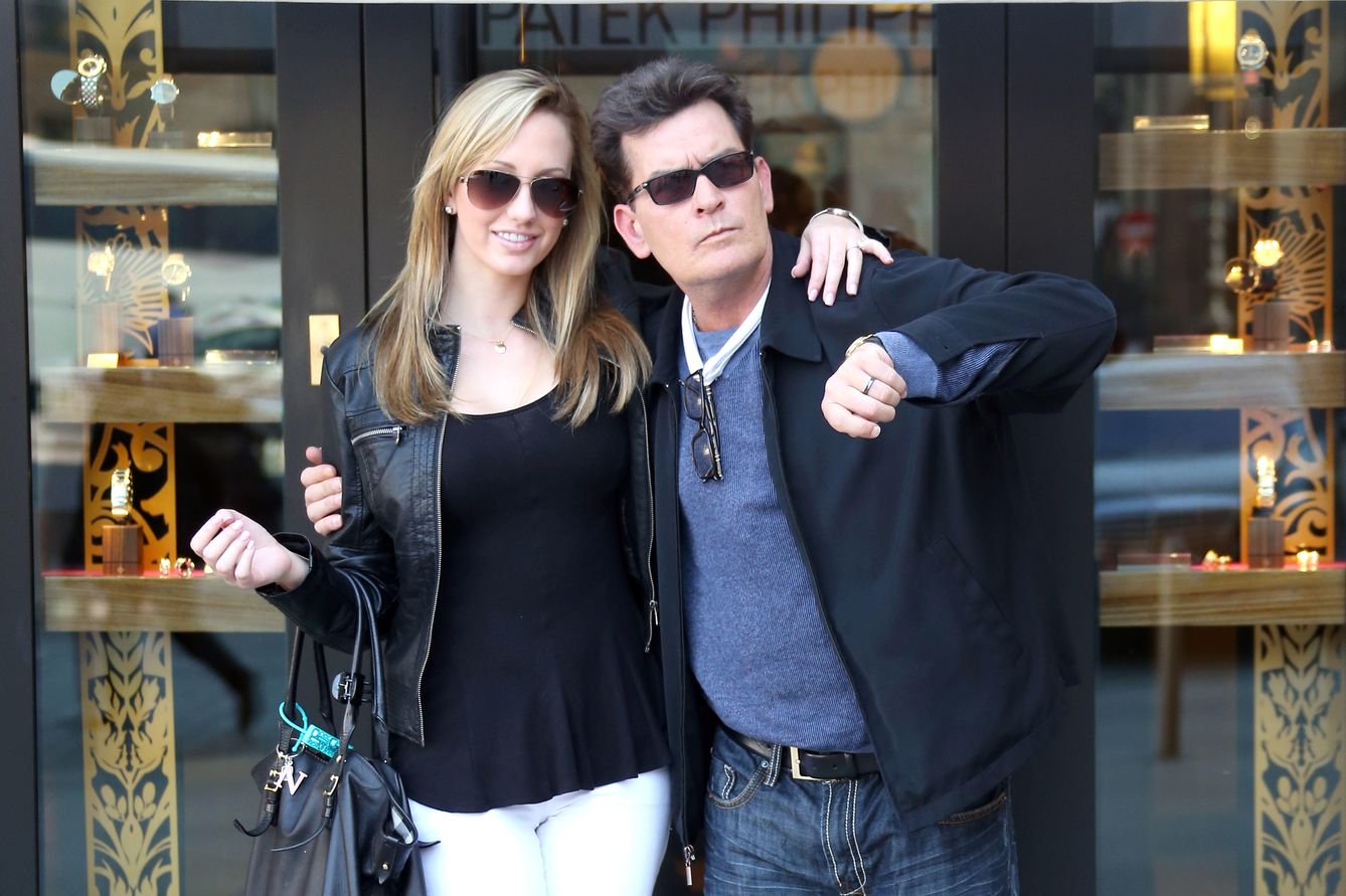 Foto: Charlie Sheen junto a su exprometida, Brett Rossi. (Gtres)
