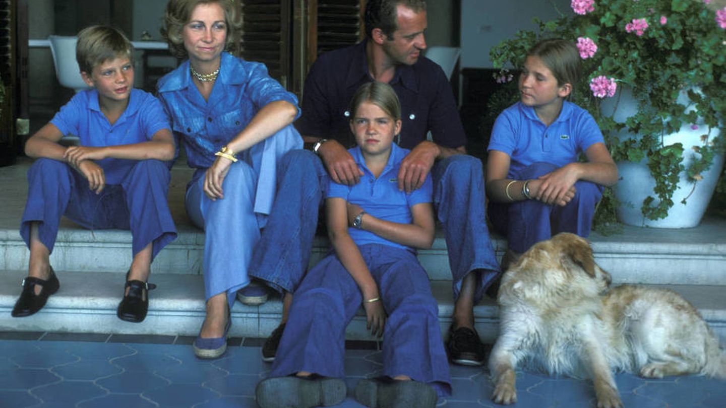 Los Reyes eméritos, con sus hijos en Marivent en 1976. (Getty)