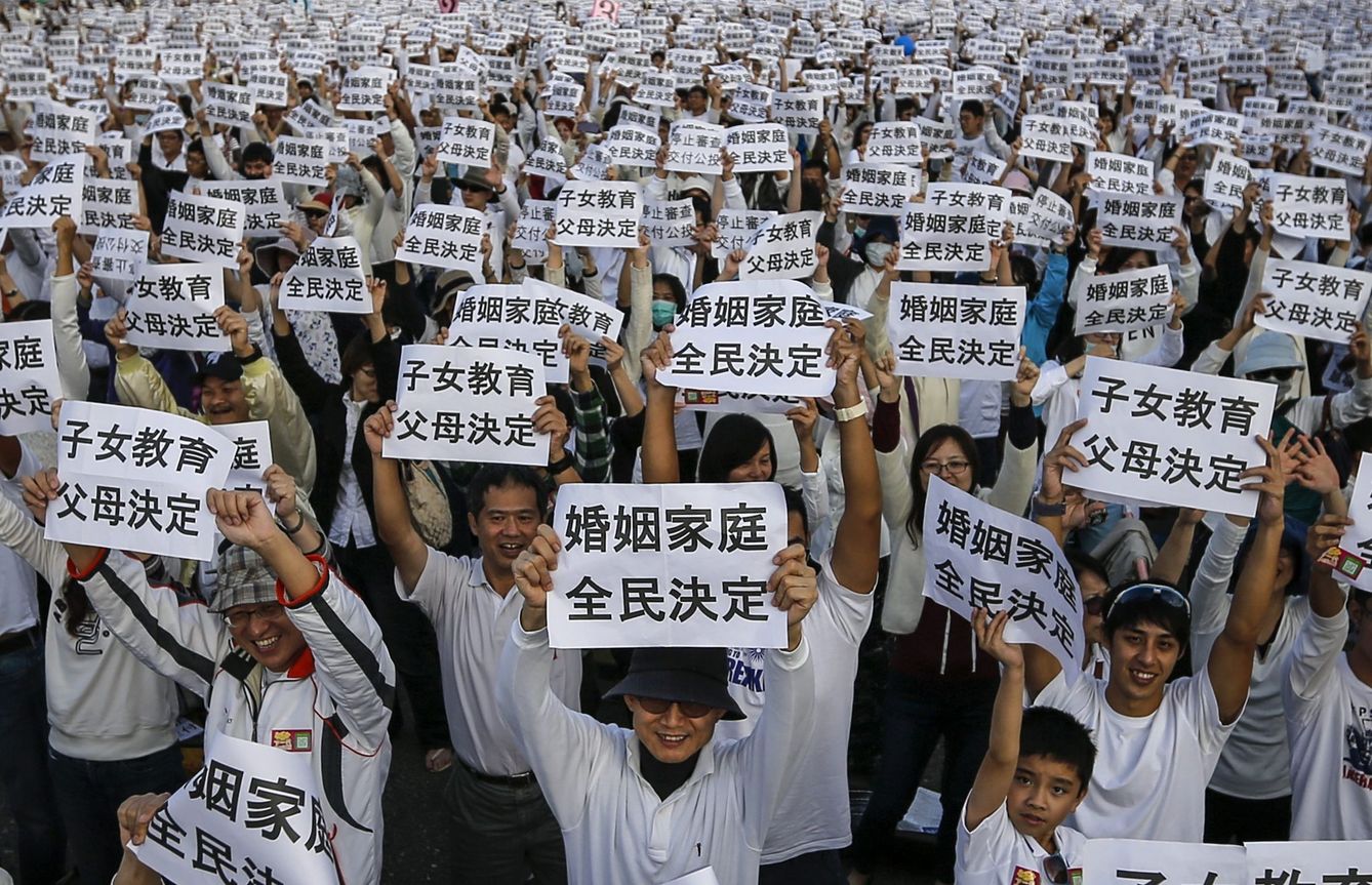 Centenares de personas protestan contra la posible legalización del matrimonio entre personas del mismo sexo en Taipei, el 3 de diciembre de 2016. (EFE)