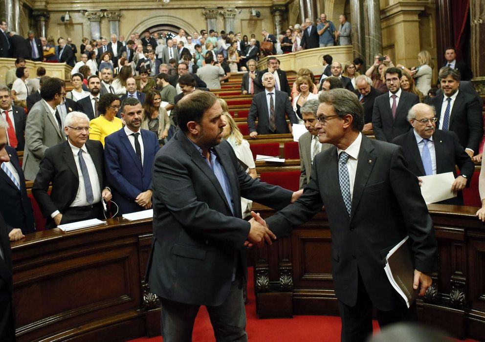 Foto: El presidente de la Generalitat, Artur Mas (d), estrecha la mano del líder de ERC, Oriol Junqueras. (Reuters)