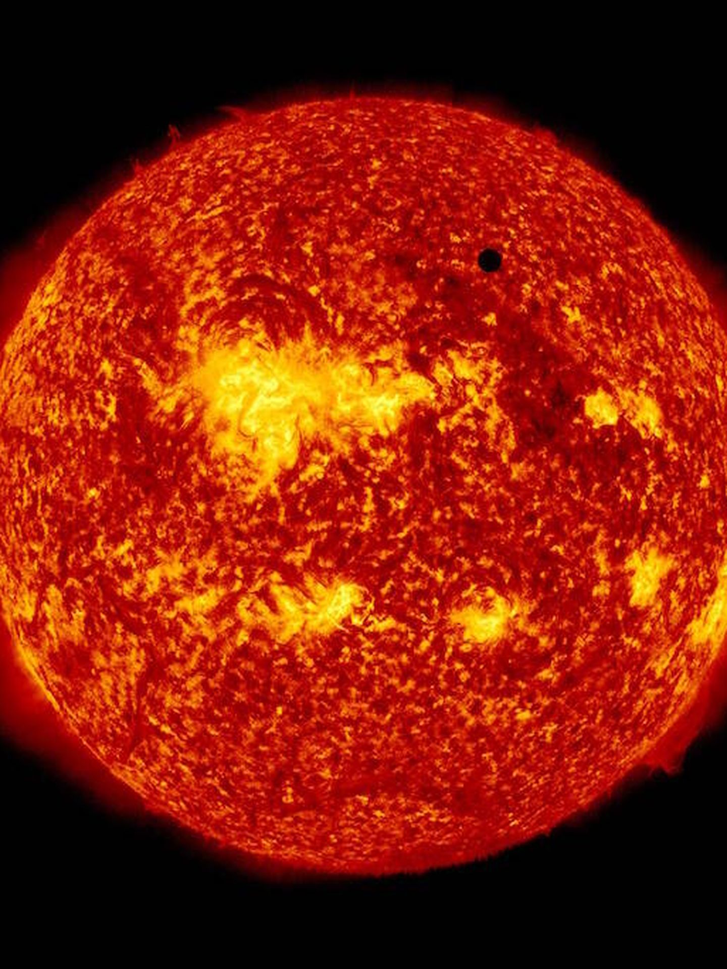 ¿Ves ese pequeño círculo negro? Es Venus en tránsito por nuestro Sol en 2012. Fuente: Observatorio de Dinámica Solar de la NASA
