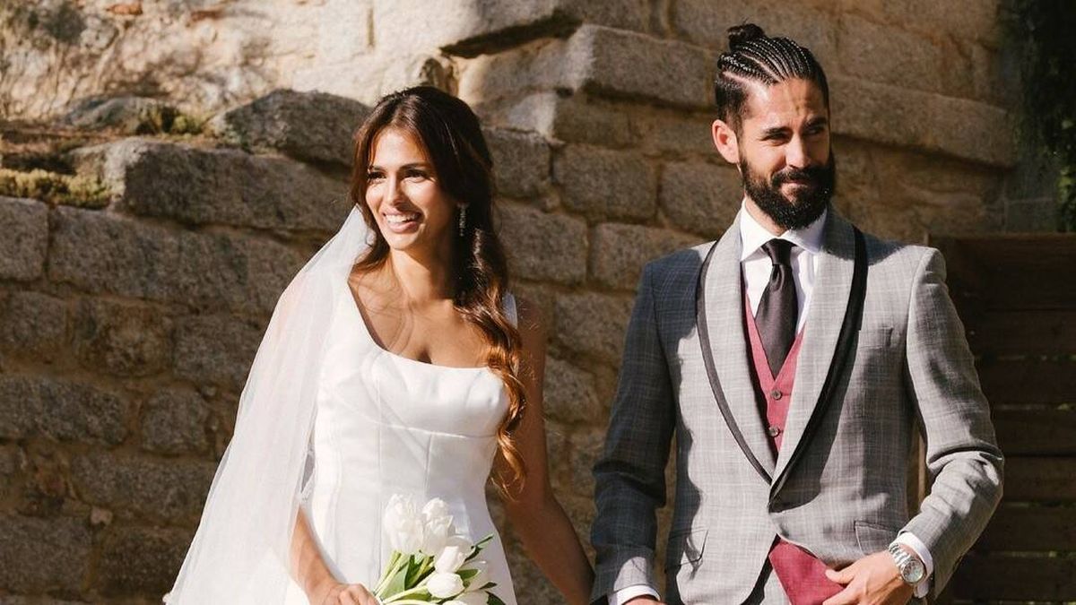 Los dos vestidos de novia de Sara Sálamo para su boda con Isco Alarcón, al detalle: de un traje clásico a un look 'cut-out' con capa
