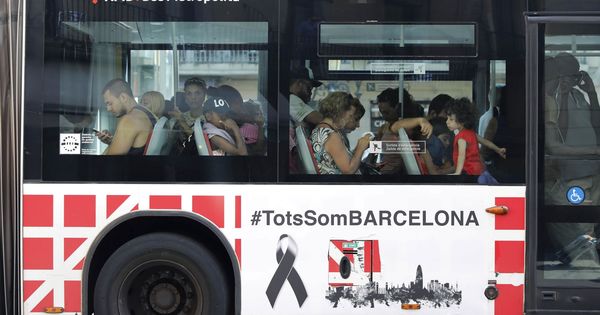 Foto: Un autobus con el lema 'Tots som Barcelona (Todos somos Barcelona)' pasa por las Ramblas. (EFE)