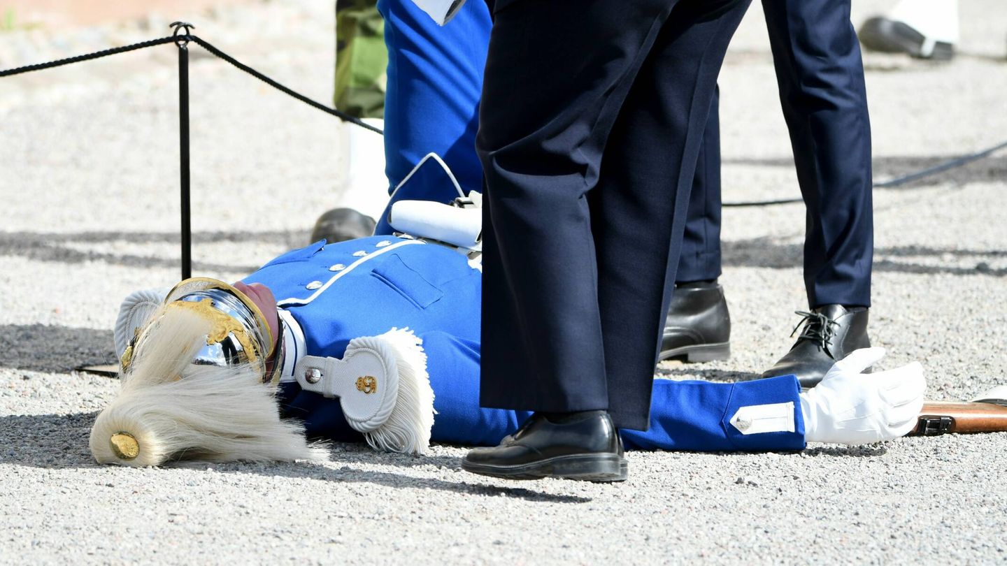 El soldado desmayado antes del bautizo del príncipe Julián.(CP)