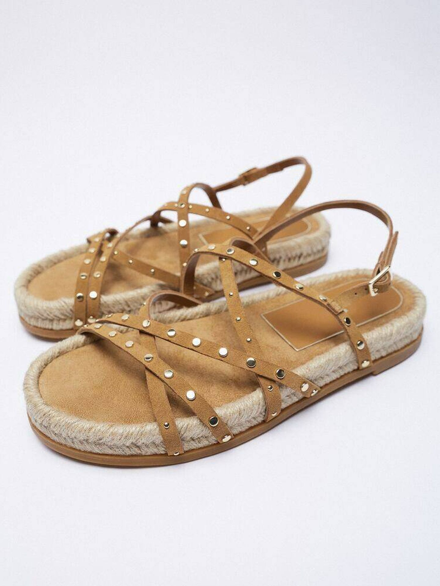 Sandalias planas de Zara ideales para pies anchos. (Cortesía)