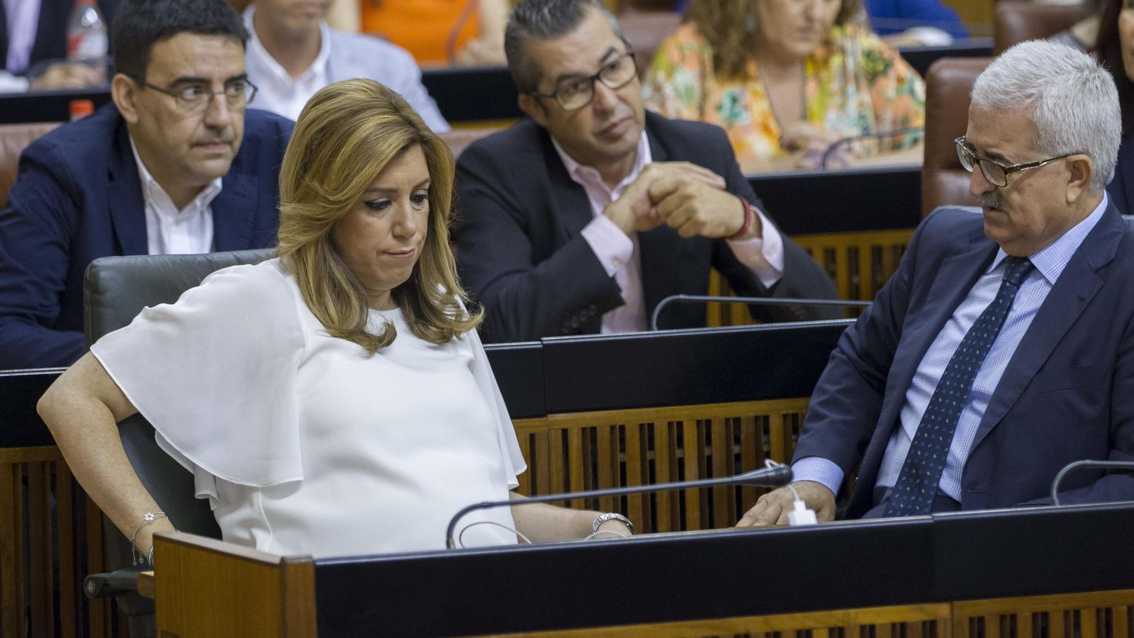 Foto: La presidenta de la Junta de Andalucía en funciones, Susana Díaz, junto a los diputados de su grupo. (Efe)
