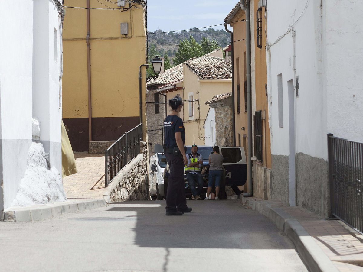 Foto: Foto de archivo de una agente de la Policía Nacional en un pueblo de Cuenca. (EFE/Santiago Torralba)