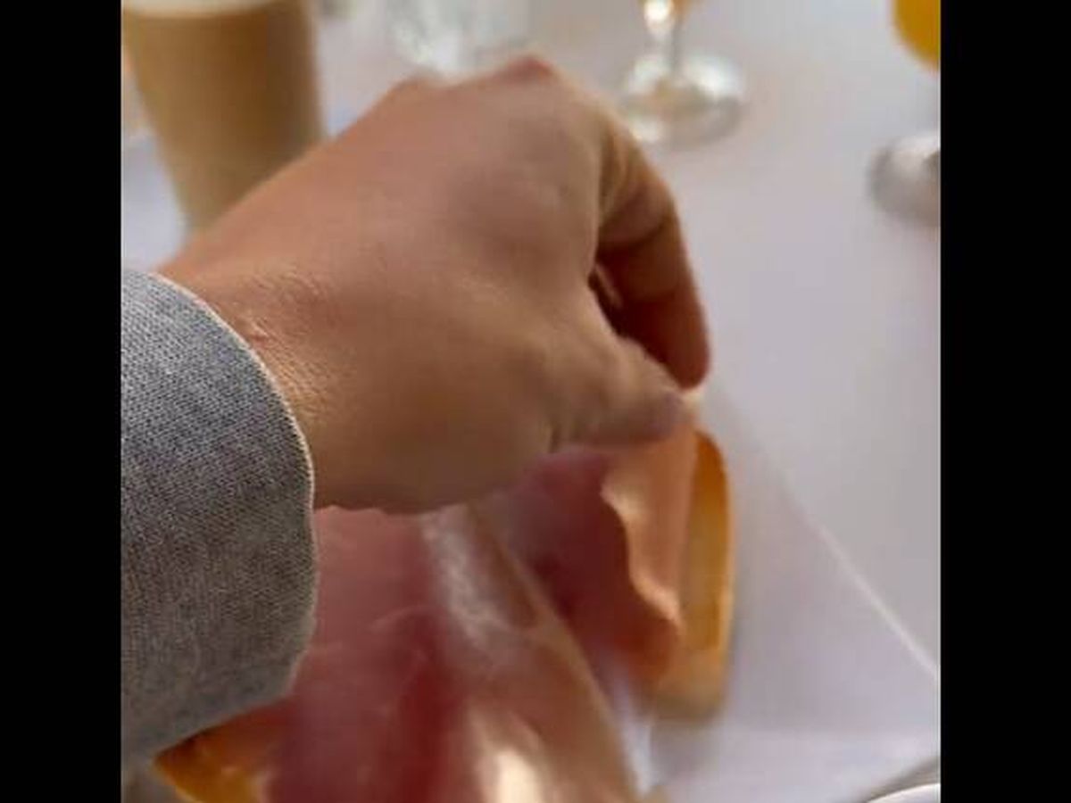 Foto: Pide una tostada de jamón para desayunar en un bar de Madrid y nadie se espera lo que se encuentra en ella (X/@CenandoconPablo)